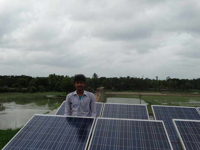  Anh Kartikeya Singh mong muốn người dân quê anh - làng Dabkan, bang Rajasthan, thoát cảnh tăm tối như ngày bé anh đã từng phải chịu đựng. 