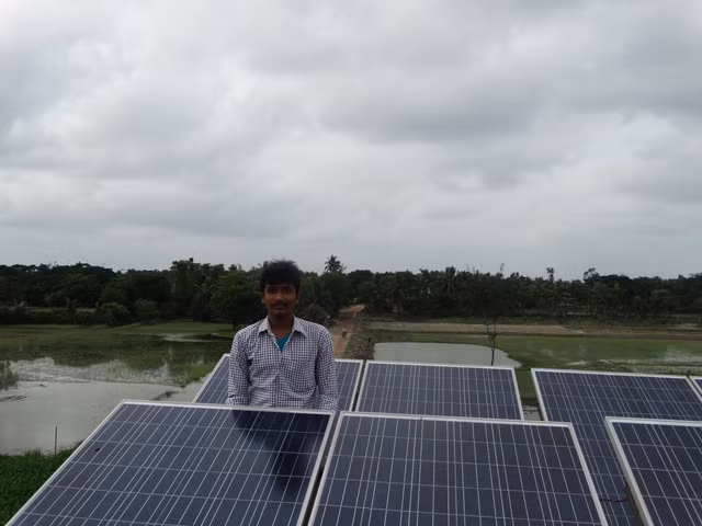  Anh Kartikeya Singh mong muốn người dân quê anh - làng Dabkan, bang Rajasthan, thoát cảnh tăm tối như ngày bé anh đã từng phải chịu đựng. 