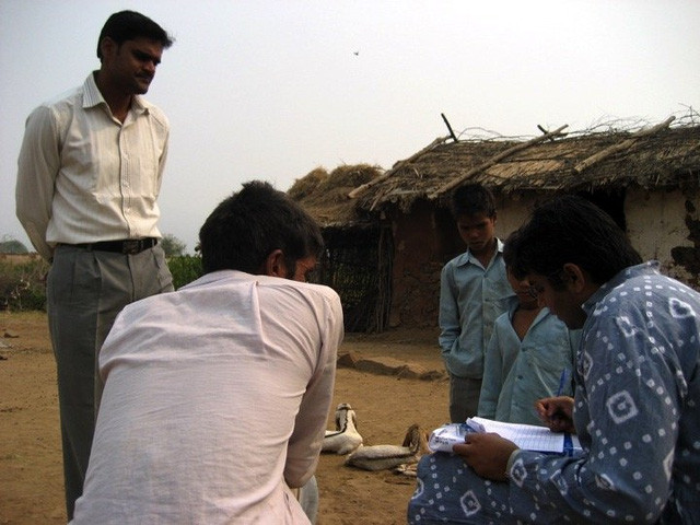 Từ năm 2007, anh Kartikeya Singh đã đến từng nhà dân khảo sát về nhu cầu sử dụng năng lượng mặt trời.