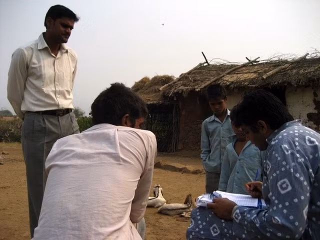 Từ năm 2007, anh Kartikeya Singh đã đến từng nhà dân khảo sát về nhu cầu sử dụng năng lượng mặt trời.