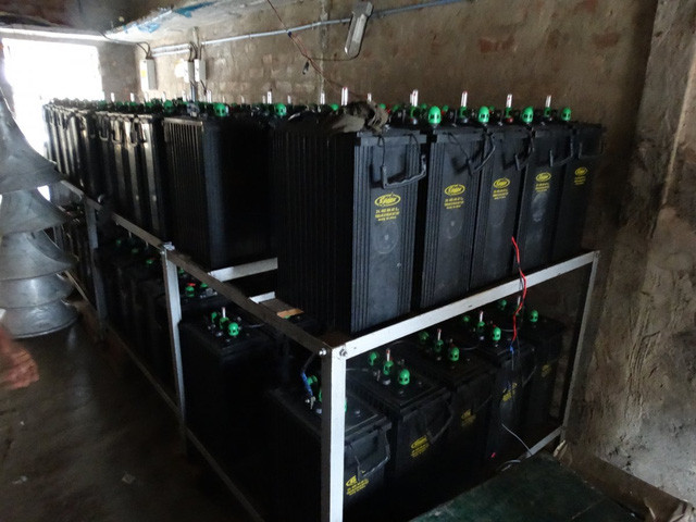  Ông ta đã bán điện cho các nhà hàng xóm. Trong nhà ông có một hệ thống pin năng lượng mặt trời sẵn sàng phục vụ nhu cầu. 