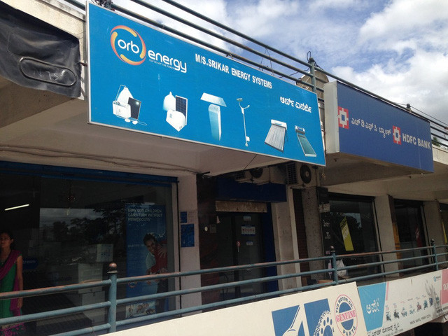 Cửa hàng bán các sản phẩm điện mặt trời, với khẩu hiệu Con em chúng ta được học mà không lo mất điện.