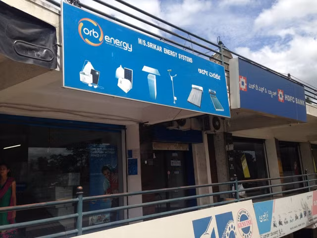 Cửa hàng bán các sản phẩm điện mặt trời, với khẩu hiệu Con em chúng ta được học mà không lo mất điện.