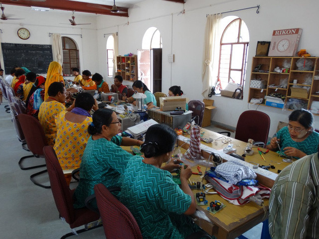 Phụ nữ Ấn Độ được đọc sách báo trong ánh sáng đèn điện mặt trơìi.