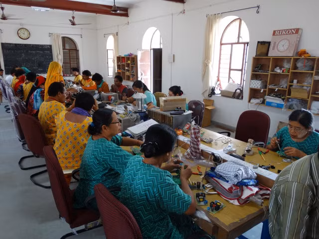 Phụ nữ Ấn Độ được đọc sách báo trong ánh sáng đèn điện mặt trơìi.