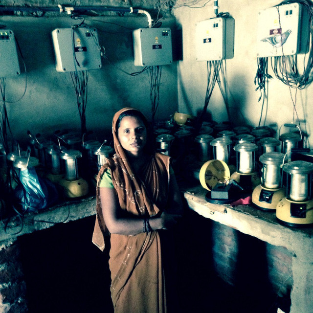 Đây là chủ một cửa hàng cho thuê đền năng lượng mặt trời tại bang Uttar Pradesh, với gái 2 rupee/ngày. Nếu khách hàng không mang trả lại đèn đúng hẹn sẽ bị phạt.