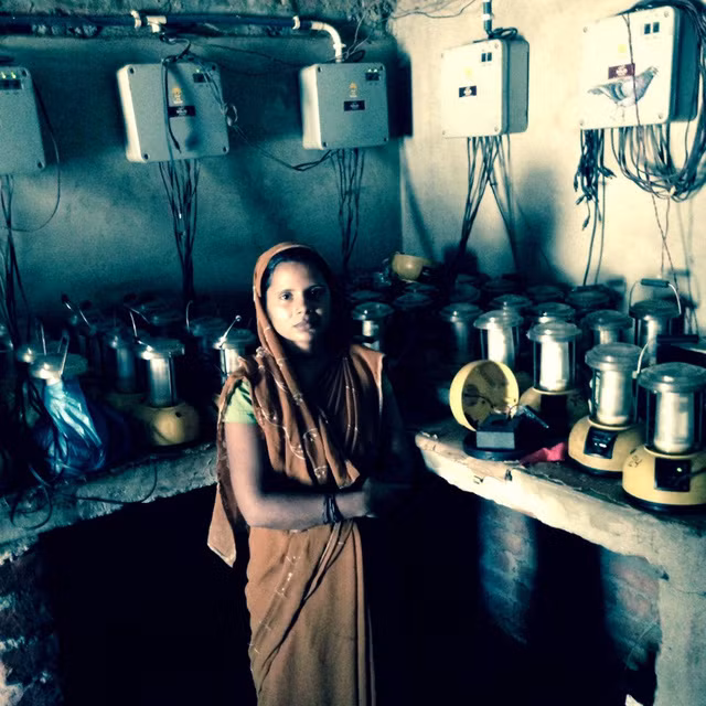 Đây là chủ một cửa hàng cho thuê đền năng lượng mặt trời tại bang Uttar Pradesh, với gái 2 rupee/ngày. Nếu khách hàng không mang trả lại đèn đúng hẹn sẽ bị phạt.