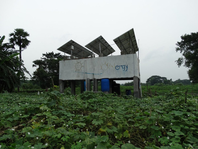 Điện mặt trời giúp người nông dân giảm chi phí xăng dầu chạy máy bơm thủy lợi. Đồng thời, giảm khí thải carbon độc hại.