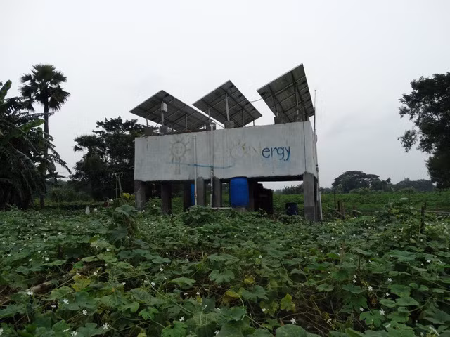 Điện mặt trời giúp người nông dân giảm chi phí xăng dầu chạy máy bơm thủy lợi. Đồng thời, giảm khí thải carbon độc hại.