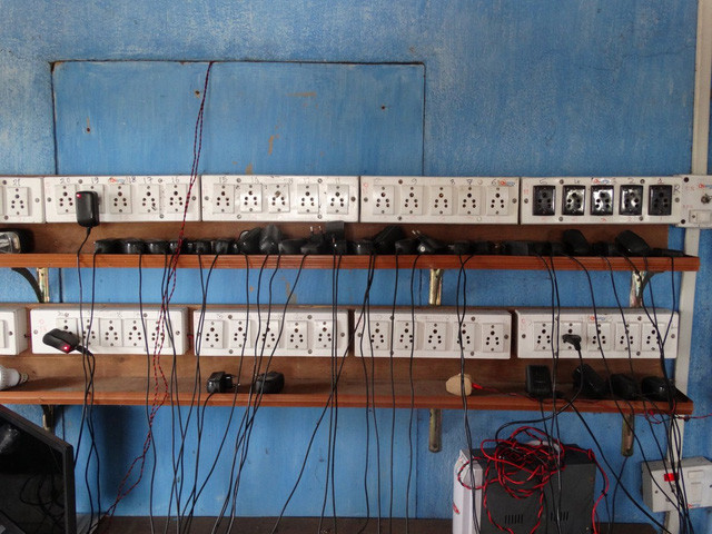 Cửa hàng cho thuê nạp điện thoại bằng điện mặt trời. Theo một báo cáo trong năm 2010: người Ấn Độ cần điện thoại di động hơn toilet.