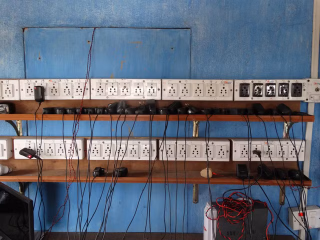 Cửa hàng cho thuê nạp điện thoại bằng điện mặt trời. Theo một báo cáo trong năm 2010: người Ấn Độ cần điện thoại di động hơn toilet.