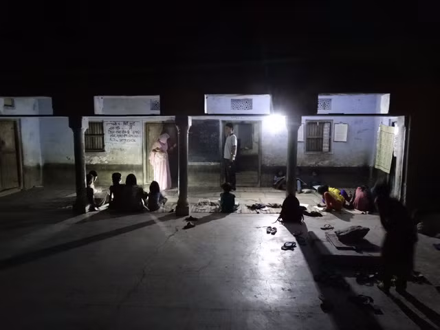 Trẻ em đã được học trong ánh đèn điện vào buổi tối