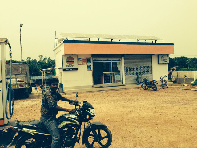 Trạm xăng dầu cũng dùng điện mặt trời.