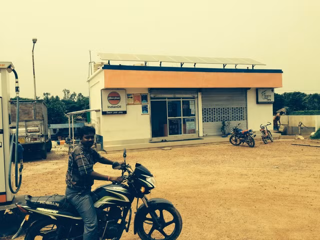 Trạm xăng dầu cũng dùng điện mặt trời.