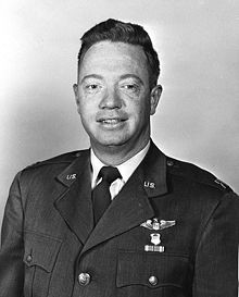 Xém chết với cú rơi tự do có “1-0-2” trong lịch sử không quân Mỹ ảnh 1 Đại tá Joseph Kittinger.