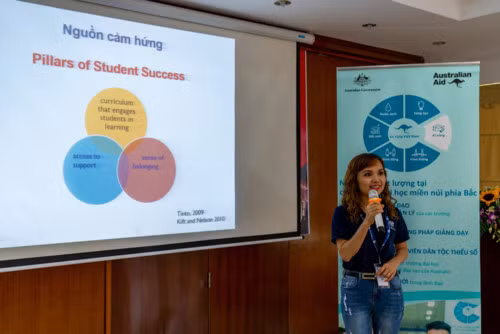 Cô Nguyễn Thị Thu Thủy thuyết trình cuối khóa học