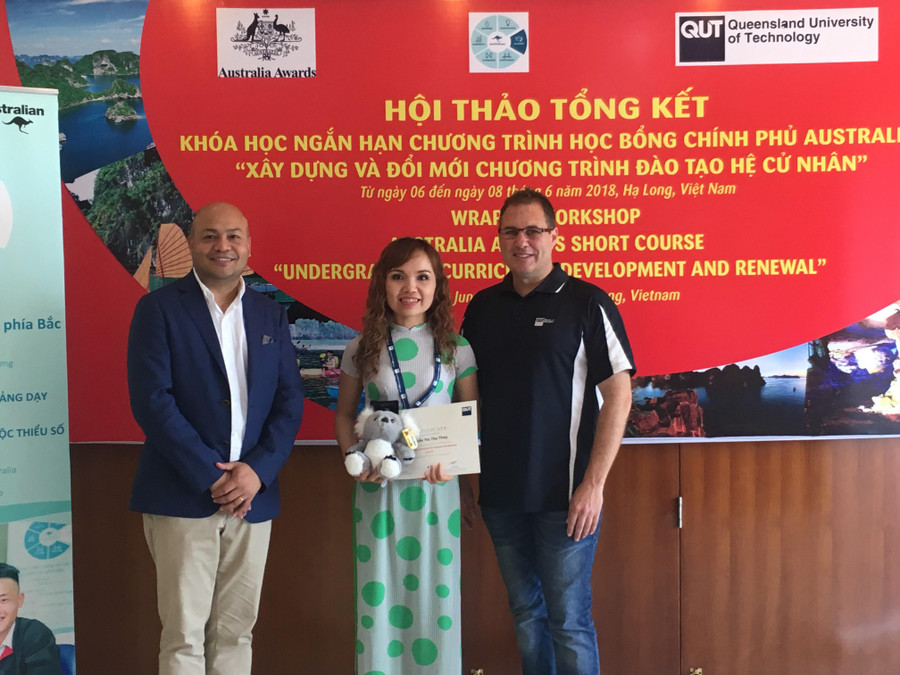 Cô Nguyễn Thị Thu Thủy nhận chứng chỉ sau khóa học từ chuyên gia Trường ĐH Công nghệ Queensland (QUT) Cô Nguyễn Thị Thu Thủy nhận chứng chỉ sau khóa học từ chuyên gia Trường ĐH Công nghệ Queensland (QUT)