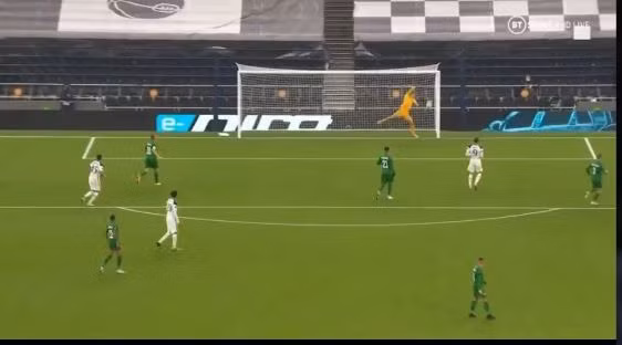 Quỹ đạo bay trái bóng quá khó đã hạ gục thủ môn của Ludogorets.