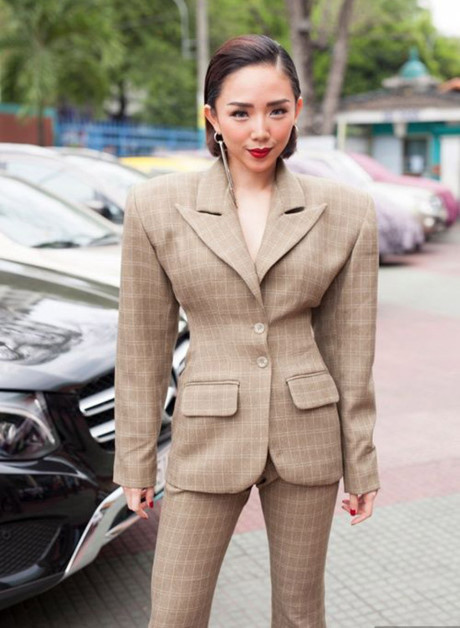 Mốt vai phồng bị chê tới tấp của Tóc Tiên, Sơn Tùng là hot trend thế giới - Ảnh 3 Mot vai phong bi che toi tap cua Toc Tien, Son Tung la hot trend the gioi - Anh 3