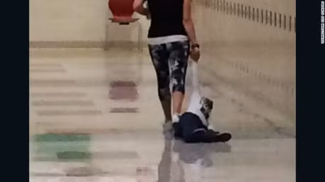 Co giao keo le hoc sinh doc hanh lang gay phan no - Anh 1