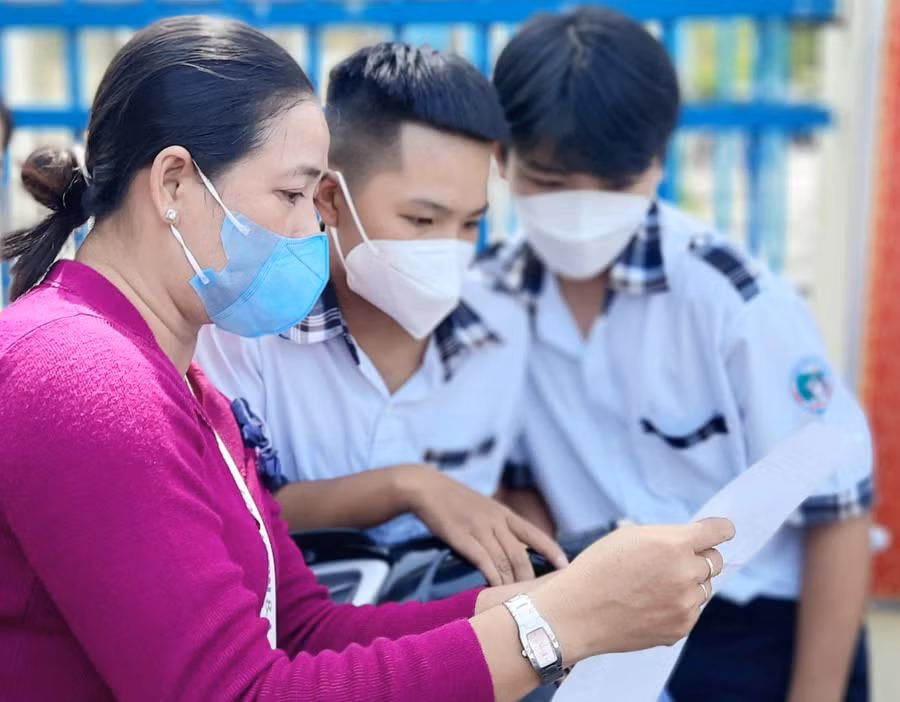 Cô, trò trong kỳ thi tuyển sinh lớp 10 tỉnh An Giang.