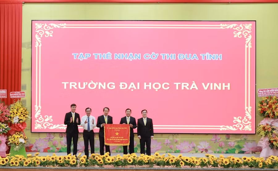 Ông Lê Thanh Bình, Phó Chủ tịch UBND tỉnh Trà Vinh (thứ hai từ trái sang) tặng Cờ thi đua của UBND tỉnh cho Trường ĐH Trà Vinh. Ông Lê Thanh Bình, Phó Chủ tịch UBND tỉnh Trà Vinh (thứ hai từ trái sang) tặng Cờ thi đua của UBND tỉnh cho Trường ĐH Trà Vinh.