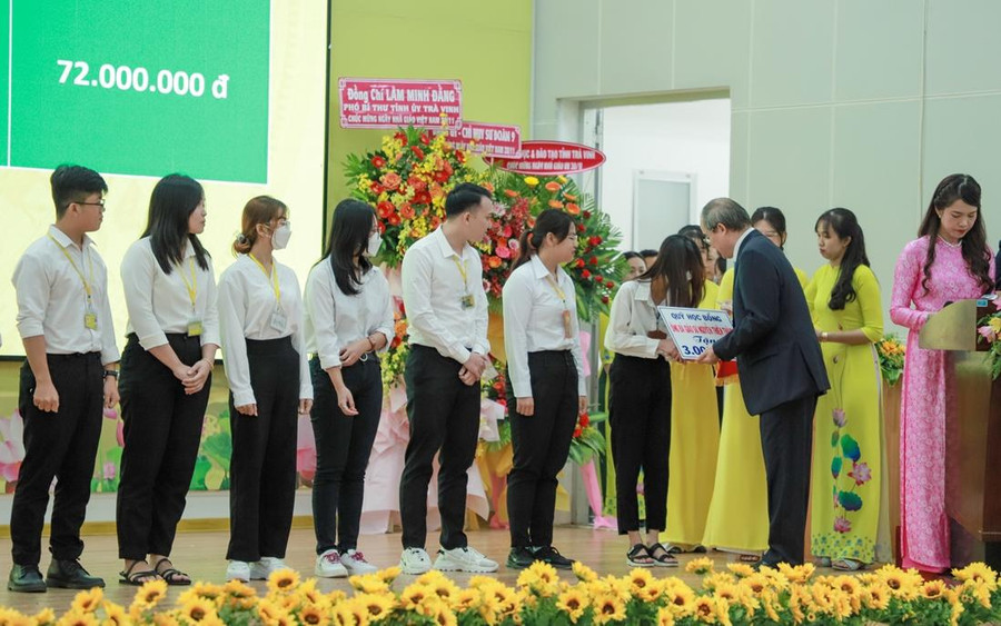 GS.TS Nguyễn Thiện Nhân trao học bổng cho sinh viên.