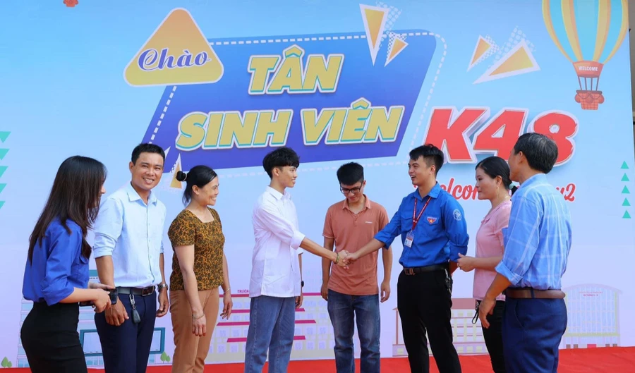 Sinh viên năm thứ nhất Trường ĐH Sư phạm Hà Nội 2 trong ngày nhập học. Ảnh: NTCC