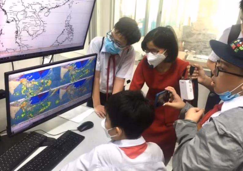 Học sinh khối lớp 7, Trường THCS Lý Thường Kiệt (quận Hải Châu, TP Đà Nẵng) với Hoạt động trải nghiệm Tham quan đài khí tượng thủy văn thuộc phân môn Địa lý. Ảnh: PV