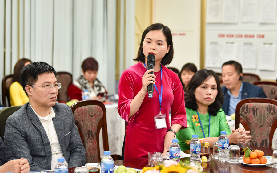 Giáo viên Trường THCS Bế Văn Đàn (Đống Đa, Hà Nội) phát biểu trong buổi giám sát triển khai Chương trình, SGK giáo dục phổ thông của đoàn ĐBQH TP Hà Nội. Ảnh: Thế Đại