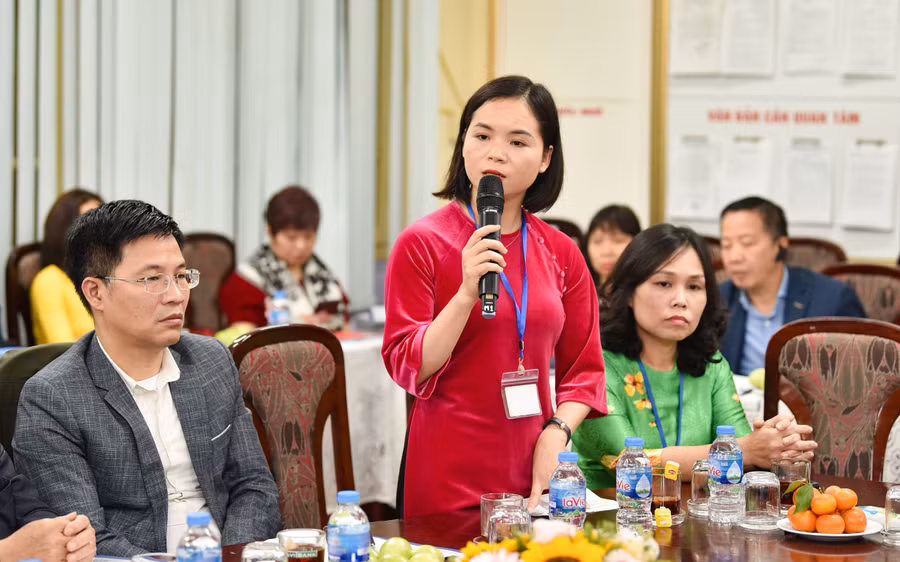 Giáo viên Trường THCS Bế Văn Đàn (Đống Đa, Hà Nội) phát biểu trong buổi giám sát triển khai Chương trình, SGK giáo dục phổ thông của đoàn ĐBQH TP Hà Nội. Ảnh: Thế Đại