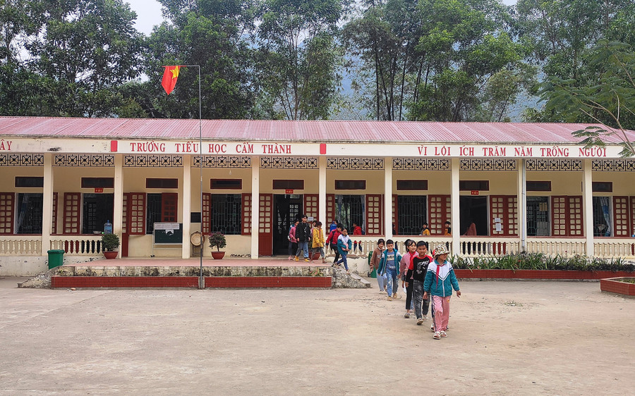 Giờ tan học ở điểm lẻ Phâng Khánh – Trường Tiểu học Cẩm Thành. Giờ tan học ở điểm lẻ Phâng Khánh – Trường Tiểu học Cẩm Thành.