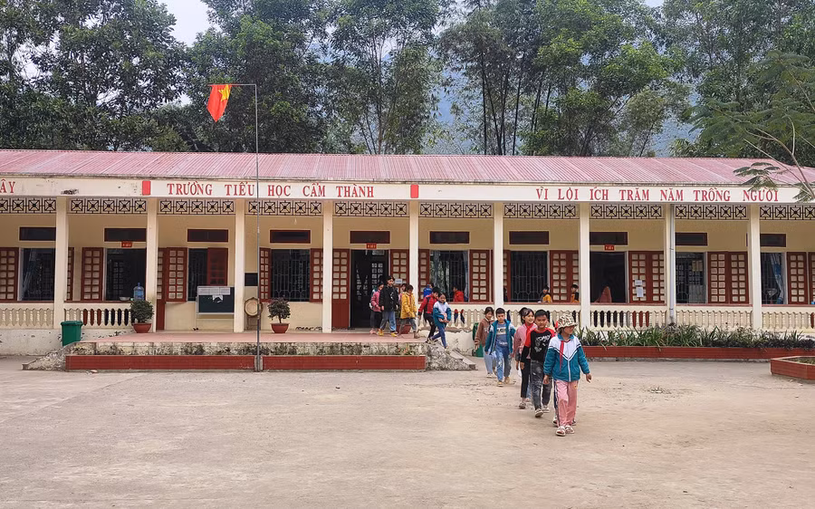 Giờ tan học ở điểm lẻ Phâng Khánh – Trường Tiểu học Cẩm Thành.