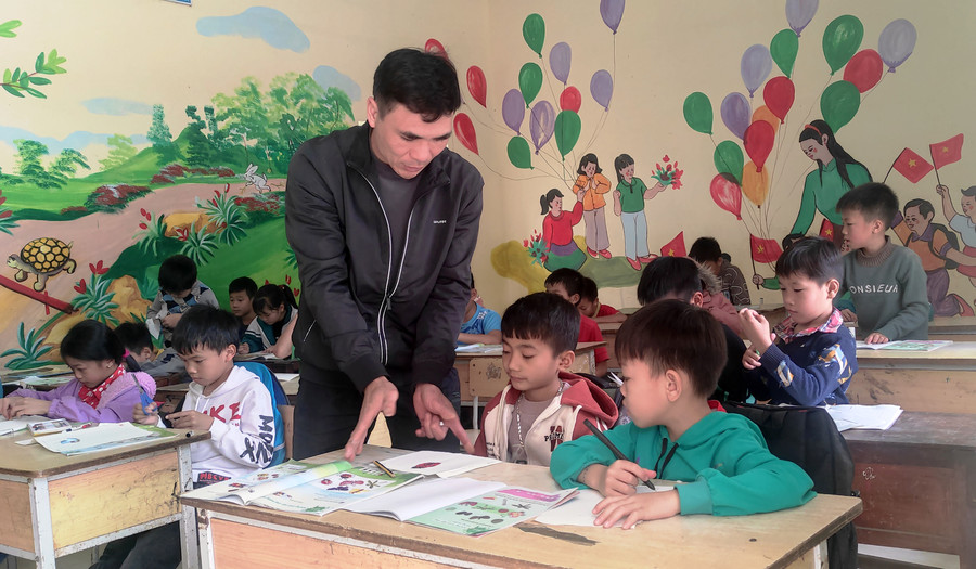 Thầy trò ở điểm lẻ Phâng Khánh – Trường Tiểu học Cẩm Thành. Thầy trò ở điểm lẻ Phâng Khánh – Trường Tiểu học Cẩm Thành.