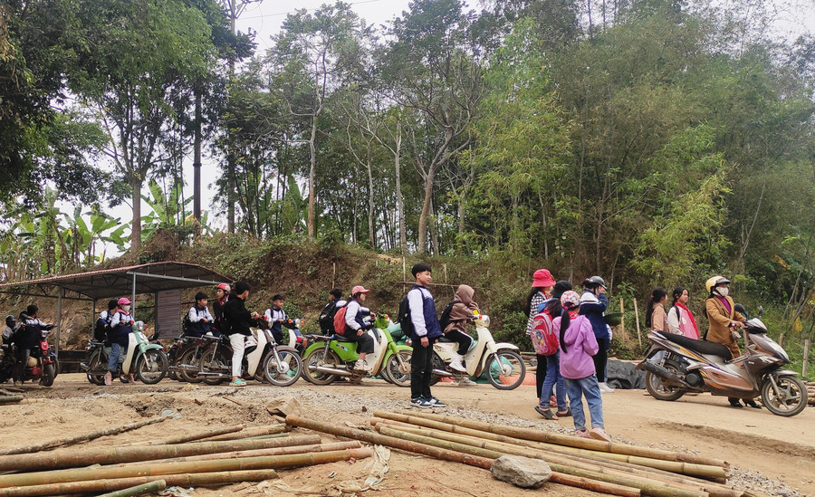 Hàng chục học sinh làng Bèo Bọt đứng đợi đò. Hàng chục học sinh làng Bèo Bọt đứng đợi đò.