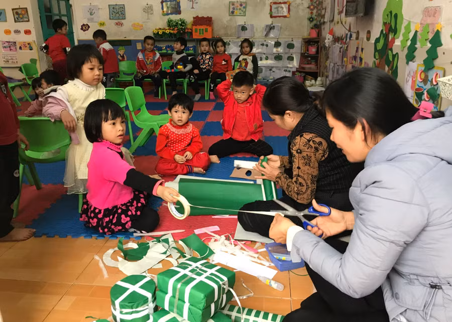 Giáo dục truyền thống cho trẻ tại Trường Mầm non Hải Tân, huyện Hải Hậu, tỉnh Nam Định. Ảnh: TG