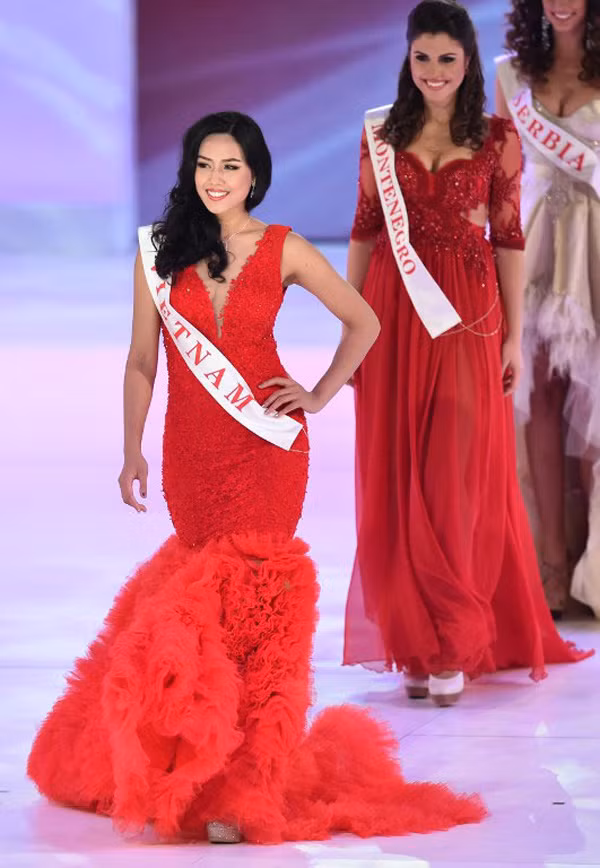 Việt Nam xếp thứ 75/117 trong bảng xếp hạng. Trong ảnh Nguyễn Thị Loan rạng rỡ tại Hoa hậu Thế giới 2014.