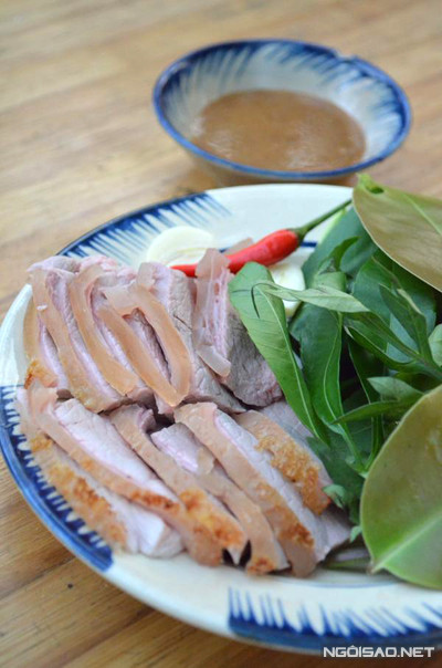 Bắp bê hấp thịt chín mềm, ngọt chấm kèm nước tương bần ngon tuyệt.