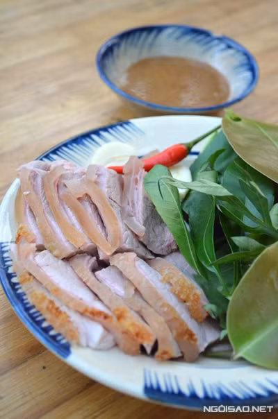 Bắp bê hấp thịt chín mềm, ngọt chấm kèm nước tương bần ngon tuyệt.