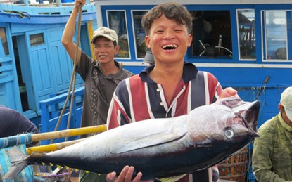 Nụ cười ngư dân trẻ trên tàu đánh bắt “bò gù”.