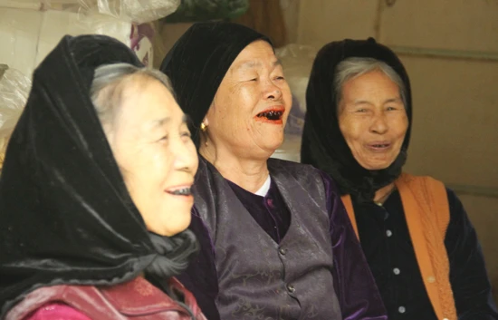 Nhờ ăn trầu mà các cụ tại làng Phú Lễ dù đã có tuổi, nhưng răng lúc nào cũng chắc khỏe