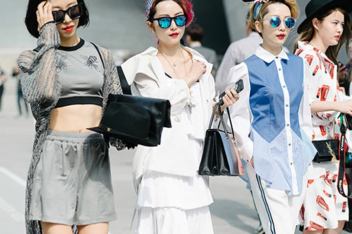 Chiêu bài chơi trội của các tín đồ thời trang khi đi fashion week