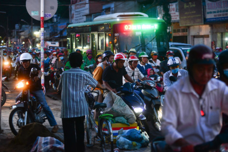Cảnh kẹt xe không lối thoát ở Sài Gòn - Ảnh 9 Canh ket xe khong loi thoat o Sai Gon - Anh 9