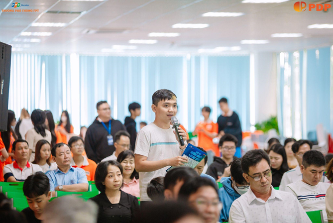 Phụ huynh bày tỏ sự quan tâm, đặt câu hỏi thắc mắc trực tiếp đến chuyên viên hướng nghiệp. Phụ huynh bày tỏ sự quan tâm, đặt câu hỏi thắc mắc trực tiếp đến chuyên viên hướng nghiệp.