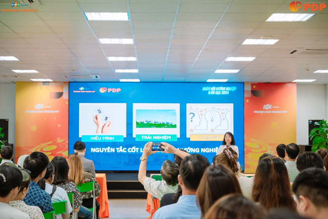 “Chìa khóa vàng” để phụ huynh cùng con mở ra cánh cửa nghề nghiệp. “Chìa khóa vàng” để phụ huynh cùng con mở ra cánh cửa nghề nghiệp.