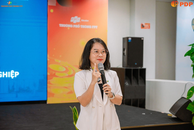 Cô Lê Trương Kim Phượng - Phó Hiệu Trưởng Trường Phổ thông FPT Cần Thơ chia sẻ nguyên tắc cốt lõi về quá trình hướng nghiệp. Cô Lê Trương Kim Phượng - Phó Hiệu Trưởng Trường Phổ thông FPT Cần Thơ chia sẻ nguyên tắc cốt lõi về quá trình hướng nghiệp.