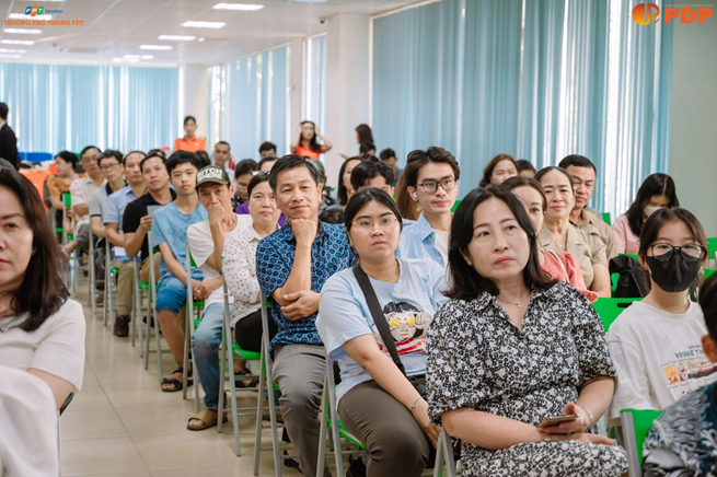 Sự đồng hành của phụ huynh trong hành trình hướng nghiệp cùng con vô cùng quan trọng. Sự đồng hành của phụ huynh trong hành trình hướng nghiệp cùng con vô cùng quan trọng.