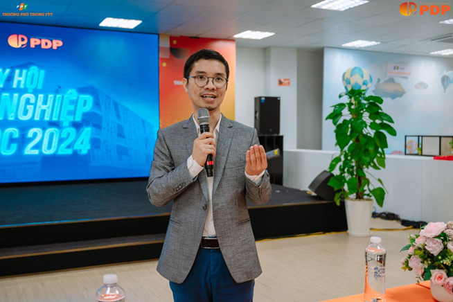 Thầy Bùi Trần Hiếu - Trưởng Phòng Phát triển chương trình Phổ thông FPT chia sẻ về những thay đổi của thế giới nghề nghiệp trong tương lai. Thầy Bùi Trần Hiếu - Trưởng Phòng Phát triển chương trình Phổ thông FPT chia sẻ về những thay đổi của thế giới nghề nghiệp trong tương lai.