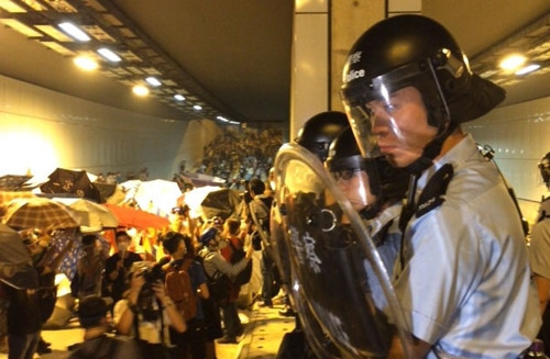 Cảnh sát Hong Kong sử dụng khiên chống bạo động ứng phó với người biểu tình trong đường hầm tối 14/10. Ảnh: SCMP. chaos-vicky.jpg