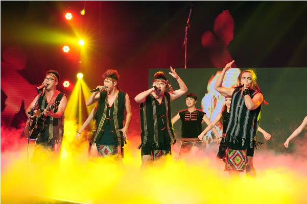 F Band mất tình thần sau scandal "đụng chạm bản sắc sân tộc" ảnh 1